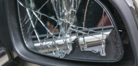 Auto-Rückspiegel mit zerbrochenem Glas