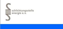 Logo der Schlichtungsstelle Energie e. V. mit grauem Symbol zweier spiegelverkehrter Zweier-Ziffern und blauem Streifen