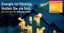 Banner des Energiechecks der Verbraucherzentrale mit Haus an dunklem Wintertag mit  hell erleuchteten Fensterrn, aus denen kleine, orange leuchtende 