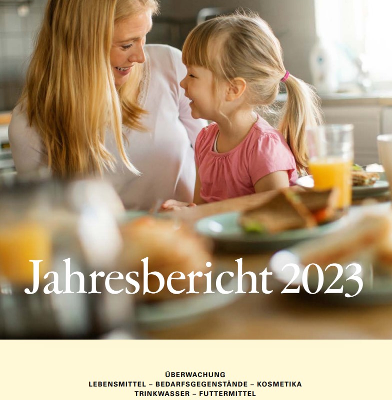 Titelseite des Jahresberichts zur Lebensmittelüberwachung 2023: Mama mit Kleinkind lachen einander an