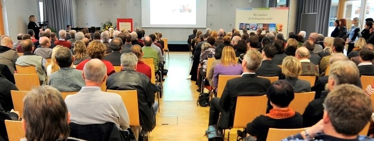 Zuschauerraum bei Vortrag mit Leinwand