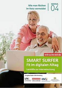 Titelfoto des Smart Surfer-Moduls mit einem Seniorenpaar, das lächelnd in ein Laptop schaut