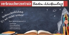 Logo der Verbraucherzentrale BW Verbraucherbildung - its not rocket science auf einr Schultafel mit aufgemalter Rakete