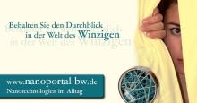 alter Flyer des Nanoportals Baden-WÜrttemberg mit Schriftzug und einer jungen DAme, die hinter einem Vorhang hervorschaut