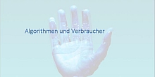 Eine menschliche Hand als Skulptur in verwaschenem Fotoeffekt