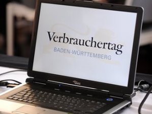 Laptop mit dem Schriftzug Verbrauchertag Baden-Württemberg auf dem Display
