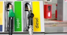 Zwei Zapfsäulen mit eingehängten Zapfpistolen in Grün für Super und in Gelb für Diesel