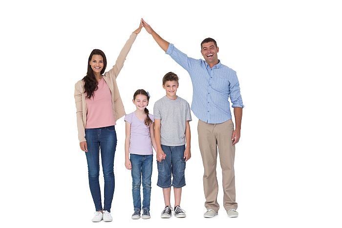 Mama und Papa halten schützend dachförmig die Arme über Tochter und Sohn vor weißem Hintergrund