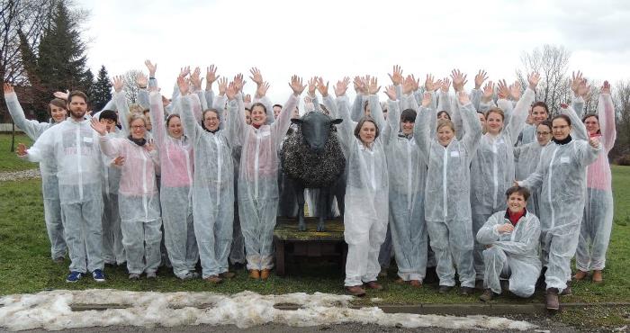 Gruppenbild von Lehrgangsteilnehmern im Freien mit Schutzkleidung