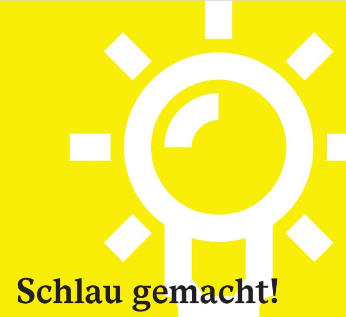 Stilisiertes Megaphon in einer Hand auf weißen Wolken mit Welt- und Einkaufswagen-Icon auf gelbem Hintergrund