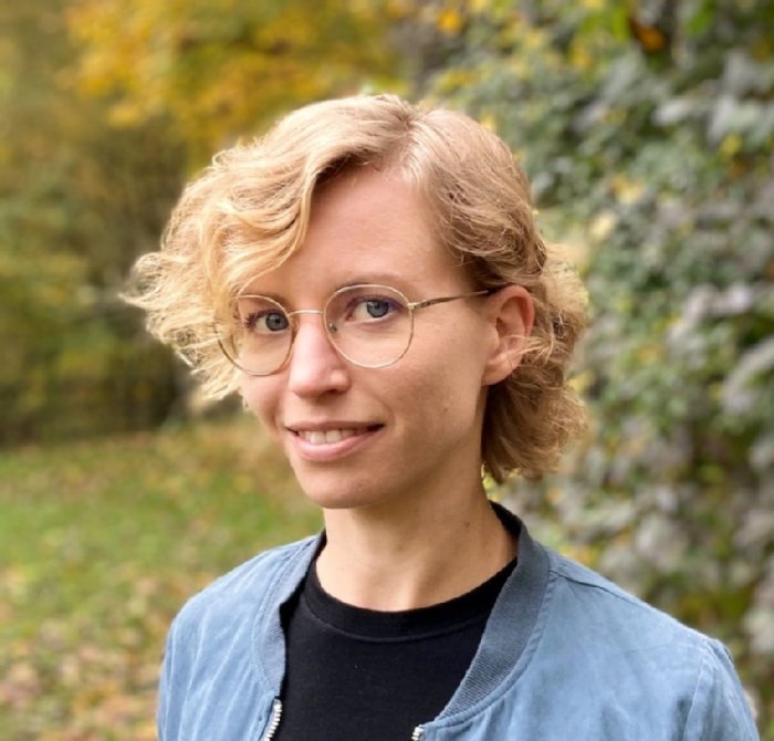 „Unser Umgang mit KI hängt zunächst einmal davon ab, wie wir auf KI blicken und was wir über KI wissen. In diesem Zusammenhang haben wir es weiterhin mit großen Heilsversprechen einerseits und dystopischen Untergangsszenarien andererseits zu tun. Einige Risiken, die im Zusammenhang mit KI stehen, gründen auf diesen gegenläufigen Perspektiven. Sie stehen uns häufig im Weg, wenn wir Gestaltungs- und Umgangsformen etablieren wollen und auch denn, wenn wir die Möglichkeiten nutzen möchten, die KI-Anwendungen in bestimmten Kontexten bieten können.“ Jaana Müller-Brehm, Wissenschaftliche Mitarbeiterin bei Think Tank iRights.Lab GmbH, Zentrum für vertrauenswürdige Künstliche Intelligenz