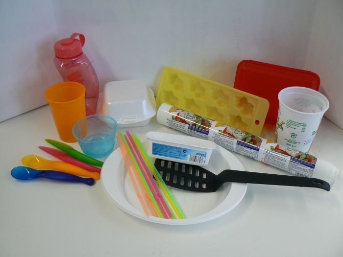 Lebensmittelbedarfsgegenstände diverse bunte Lebensmittelbedarfsgegenstände aus Plastik