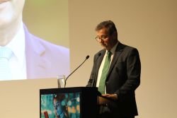 Minister Peter Hauk steht am Pult mit Mikrofon und spricht