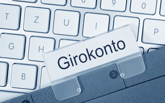 Graue Tastatur auf der quer ein Aktendeckel mit Schild Graue Tastatur auf der quer ein Aktendeckel mit Schild