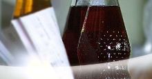 Detailaufnahme einer Flasche mit roter Flüssigkeit
