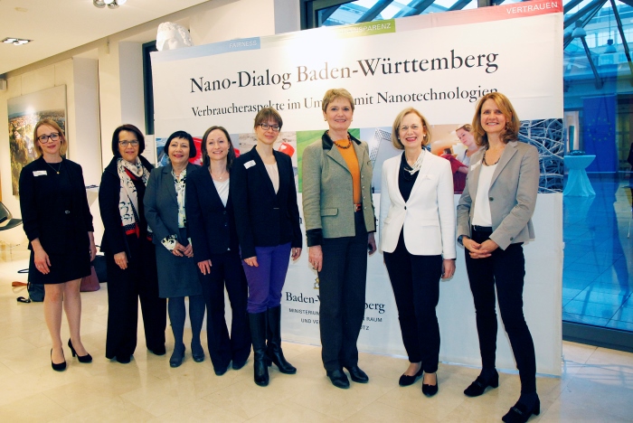 Die Protagonisten der Veranstaltung von links nach rechts: Ursula Pachl, Dachverband der Europäischen Verbraucherorganisationen (BEUC); Myriam Diocaretz, Europäischer Schriftstellerverband (European Writers‘ Council); Jessica Sänger, Börsenverein des Deutschen Buchhandels; Till Kreutzer, iRights.Law Rechtsanwälte; Barbara Brandstetter, Hochschule Neu-Ulm, Moderatorin; Anna Herold, Europäische Kommission; Ministerialdirektor Wolfgang Reimer; Julia Reda, Europäisches Parlament, Piratenpartei NANOMATERIALIEN - VERANSTALTUNG 23.04.2018 Parlamentarischer Abend in Brüssel: Baden-Württemberg initiiert Diskussion zu Nanomaterialien in Kosmetika auf europäischer Ebene Die acht Akteurinnen des parlamentarischen Abends in der baden-württembergischen Landesvertretung in Brüssel: v.l.n.r. Claudia Baumung (Chemisches und Veterinäruntersuchungsamt Karlsruhe), Susanne Melior (MdEP), Birgit Huber (Industrieverband Körperpflege IKW), Sylvia Maurer (Europäischer Verbraucherdachverband BEUC), Laura Gross (Die Verbraucher Initiative e. V.), Staatssekretärin Friedlinde Gurr-Hirsch MdL (Ministerium für ländlichen Raum und Verbraucherschutz Baden-Württemberg ), Dr. Elke Anklam (Direktorin Joint Research Center der Euröpäischen Kommission), Prof. Dr. Lucia Reisch (Copenhagen Business School / Zeppelin Universität Friedrichshafen); Foto: Alexander Louvet