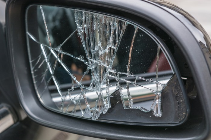 Zerbrochener Rückspiegel eines Autos Zerbrochener Rückspiegel eines Autos