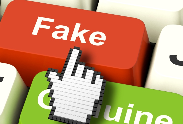 Ausschnitt einer Tastatur mit einer roten Fake-Taste und einer stilisierten Hand, deren Zeigefinger die Taste drückt Ausschnitt einer Tastatur mit einer roten Fake-Taste und einer stilisierten Hand, deren Zeigefinger die Taste drückt