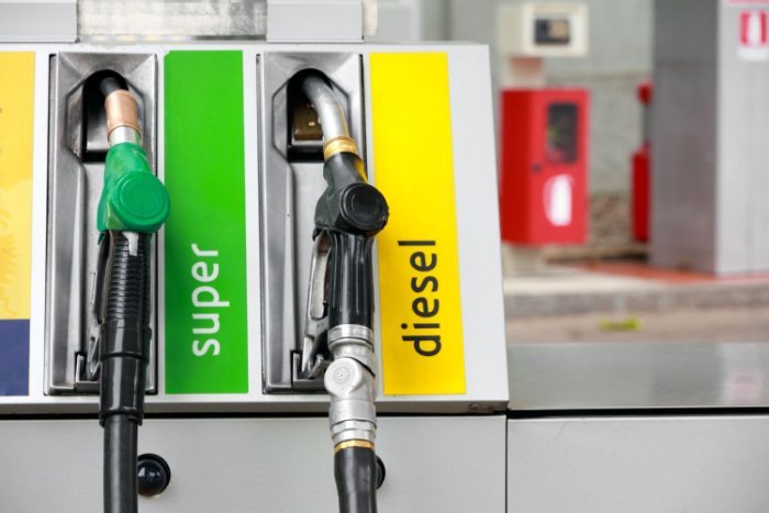 grüne Zapfsäule mit Super und daneben eine gelbe Zapfsäule mit Diesel grüne Zapfsäule mit Super und daneben eine gelbe Zapfsäule mit Diesel
