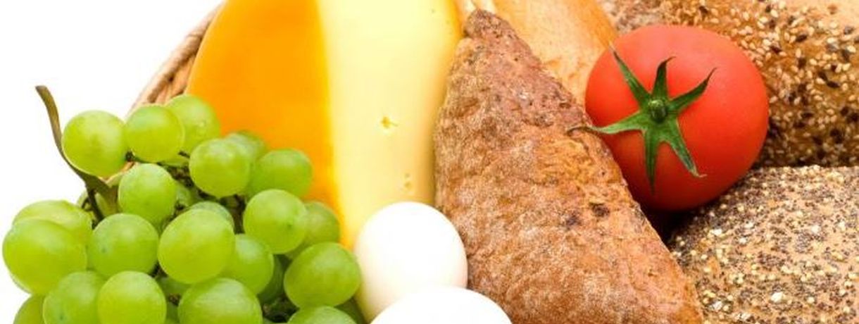 weiße Weintrauben, Eier, Käse, Brötchen und Tomate weiße Weintrauben, Eier, Käse, Brötchen und Tomate