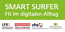 Logo Smart Surfer Grün mit weißer Schrift und den Partnerlogos Logo Smart Surfer Grün mit weißer Schrift und den Partnerlogos